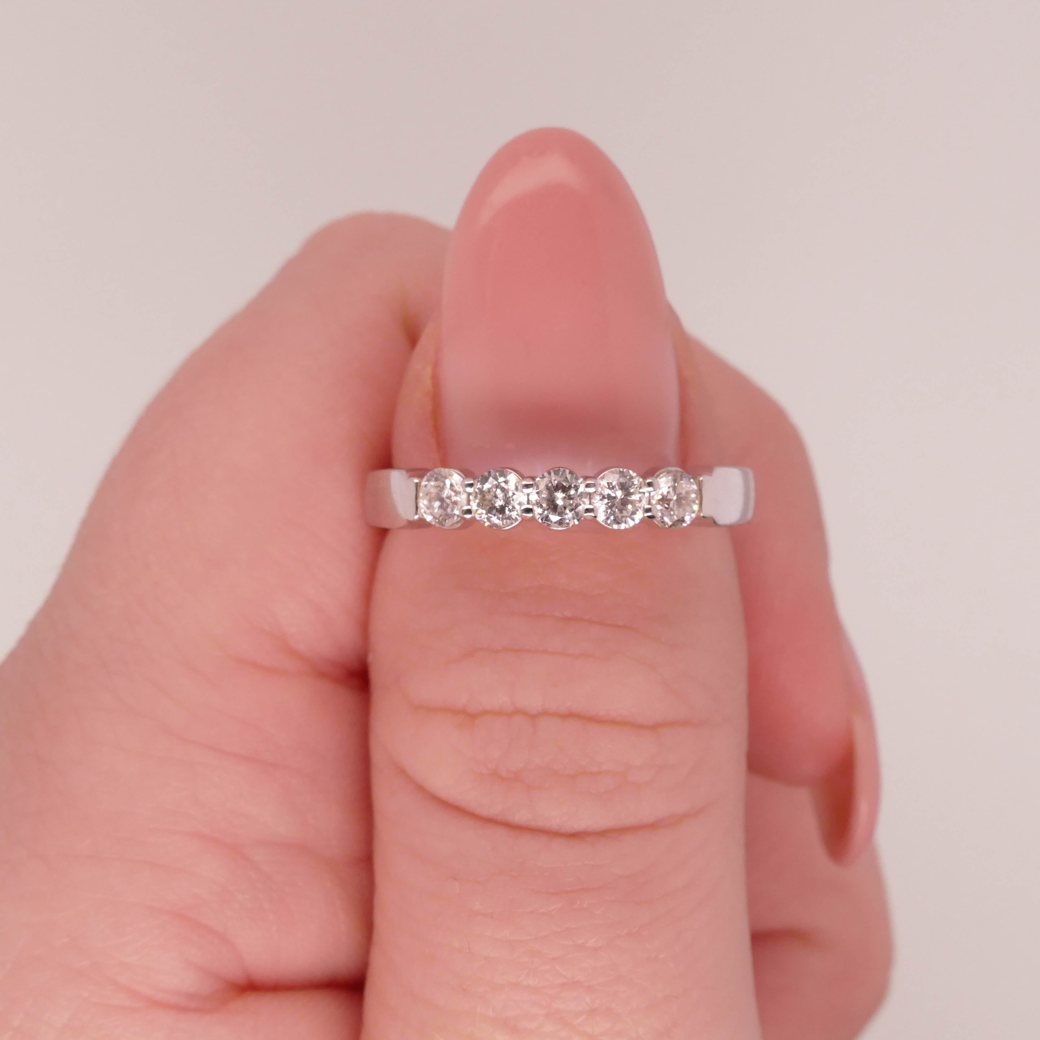 5 round-cut diamonds ring