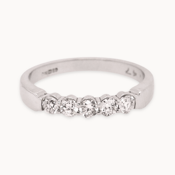 5 round-cut diamonds ring