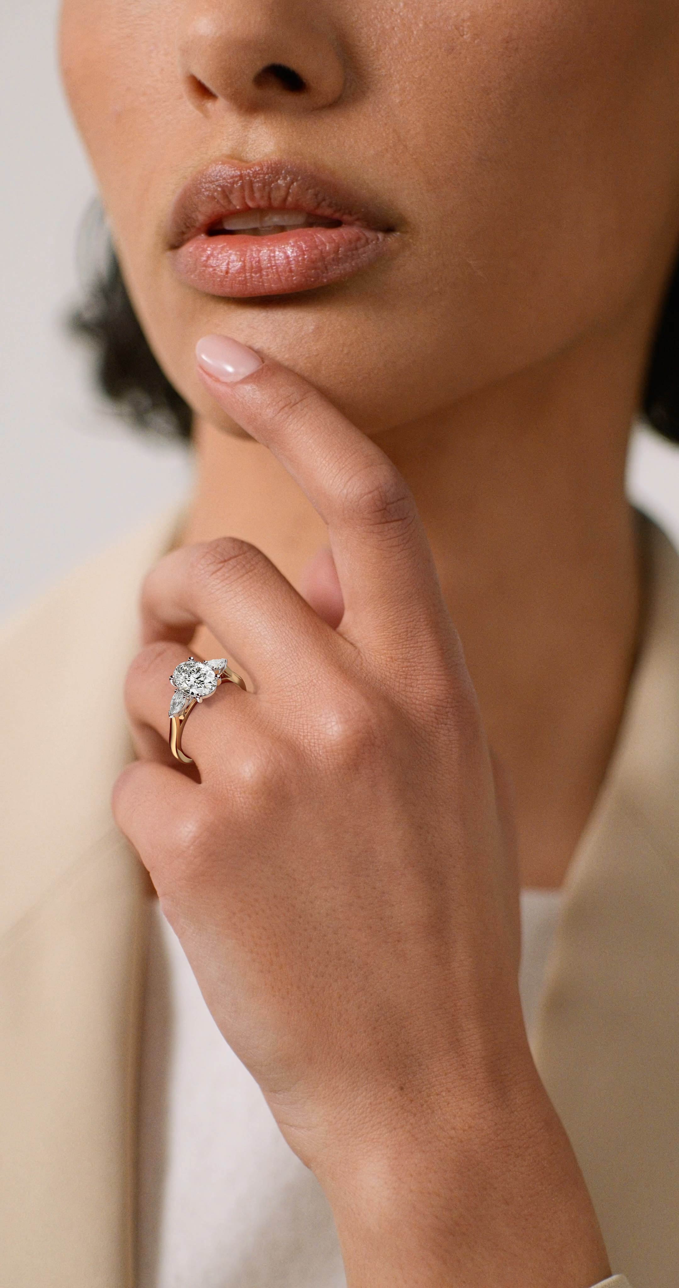 Cassina Oval Lab Yellow Gold