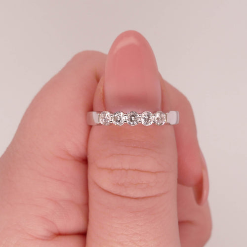 5 round-cut diamonds ring